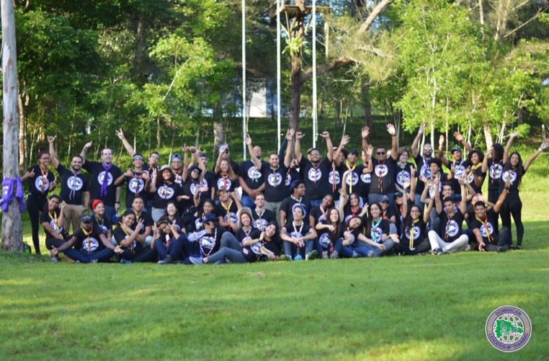 Grupo de dirigentes y jóvenes scouts en el Campamento Nacional Scout XIV