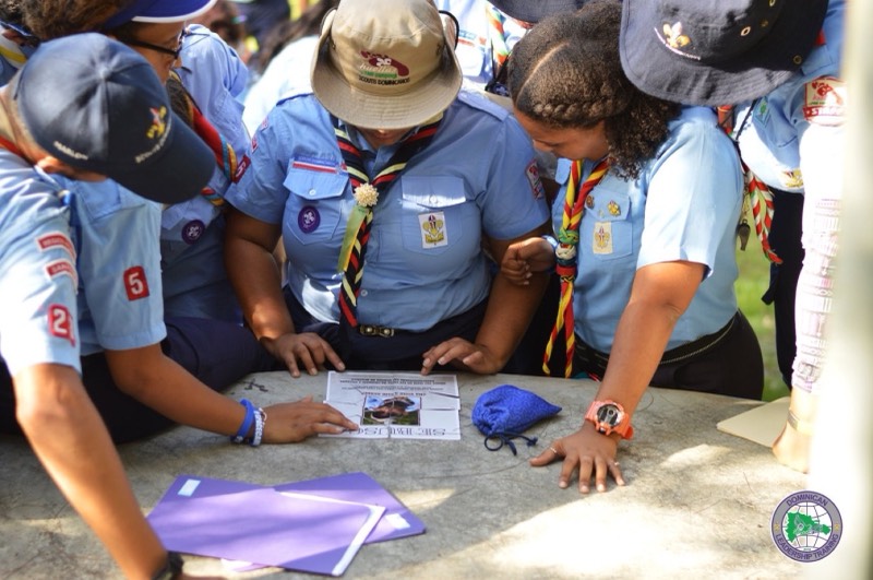 Dirigentes scouts revisando material en el Campamento Nacional Scout XIV
